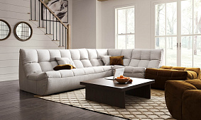 Комплект разноцветных диванов ДеИтали для загородного дома, белый и горчичный цвет